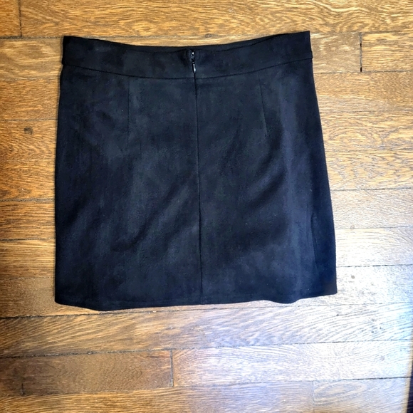Pretty Soft L.I.A Black Faux Suede Midwaisted Lace-Up Mini Skirt Like New! - Picture 2 of 7